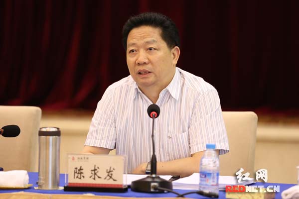 湖南省政协主席陈求发强调，要在大气污染治理上取得新突破，在长株潭探索“两型”社会建设的新路子。）