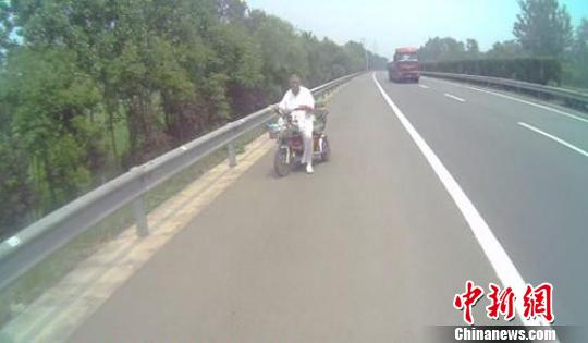 老人骑三轮高速“龟行”半小时中途中暑心脏病发