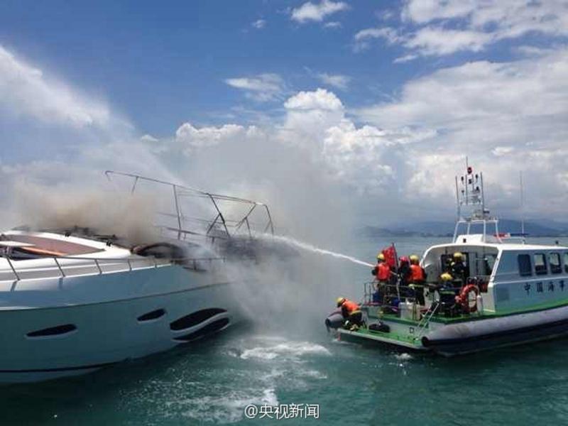 豪华游艇三亚起火爆燃 船身上部烧剩骨架