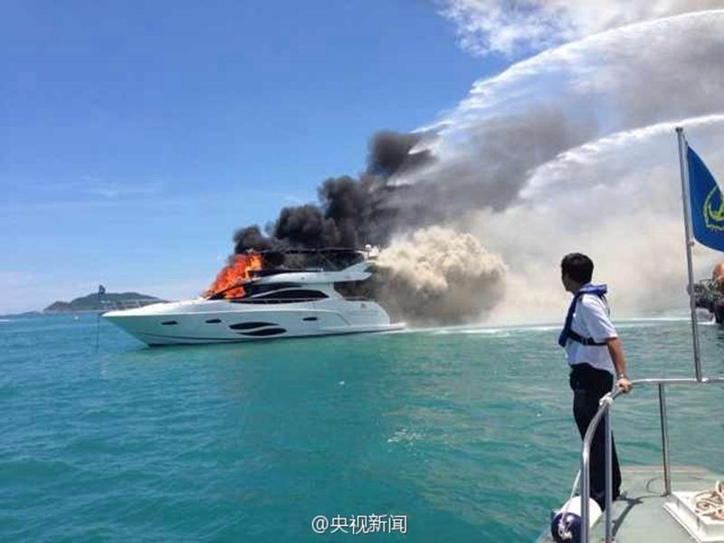 豪华游艇三亚起火爆燃 船身上部烧剩骨架