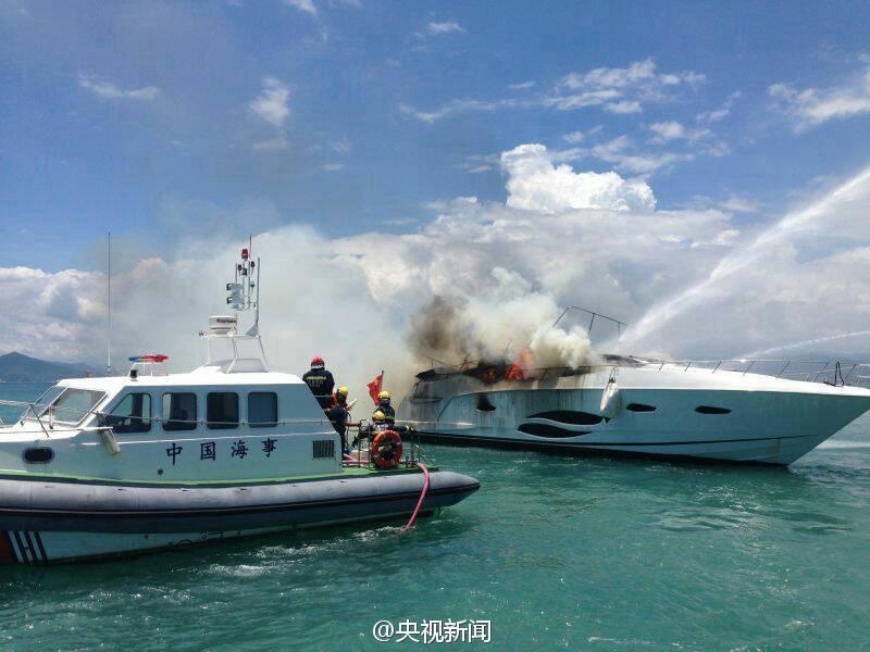 豪华游艇三亚起火爆燃 船身上部烧剩骨架