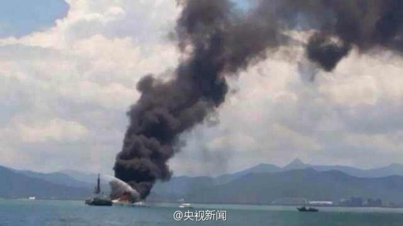 豪华游艇三亚起火爆燃 船身上部烧剩骨架