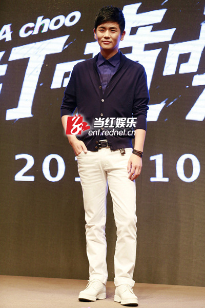 张晓龙帅气亮相