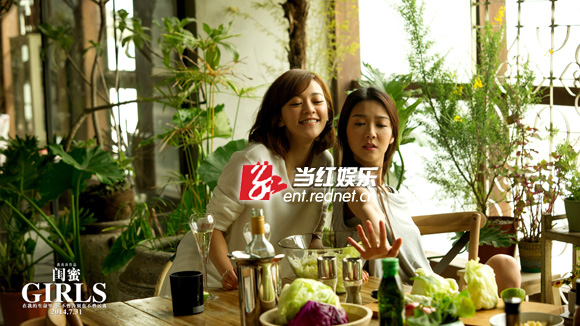“快看我的手美不美？”“嗯，你的手比花儿还美”