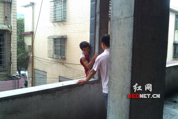 民警耐心劝解李某柏