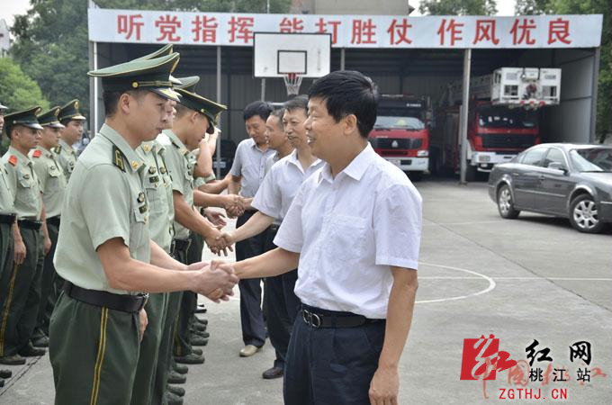 桃江县委书记谭建华一行看望桃江消防中队的全体官兵 张琴 摄