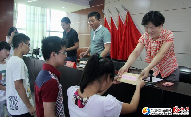 10名贫困学子每人分别获得5千元助学金。