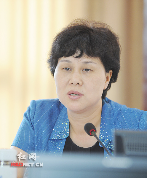 湖南副省长黄兰香在会上指出，开展群众路线教育实践活动，归根结底是为了推动企业改革发展、提升职工群众生活水平。