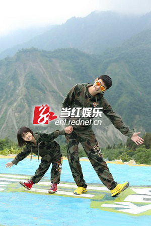 陆毅与贝儿迷彩亲子装