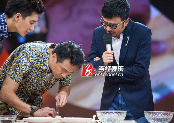 吴镇宇展现精湛刀工