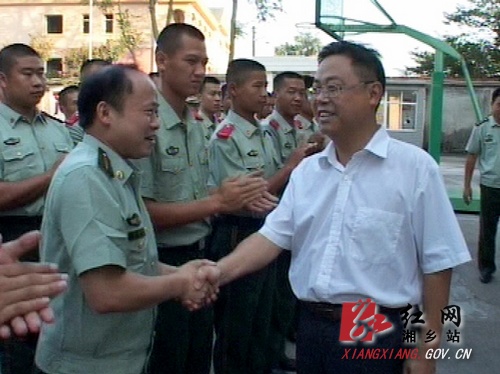 彭瑞林红仑武警中队慰问.jpg