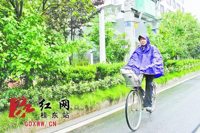 张秀娟骑自行车上班。王冬媛摄