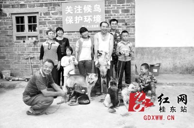 李本春的全家福。王冬媛 摄