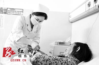 陈颂英正在为患者输液。黄金星 摄