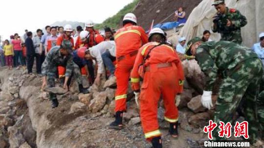 云南消防部队近400人投入鲁甸6.5级地震救援