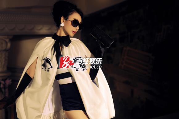 柳岩《男神》斗篷装复古造型