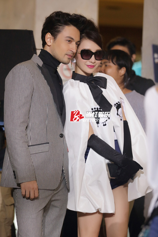 柳岩《男神》片场与混血帅哥