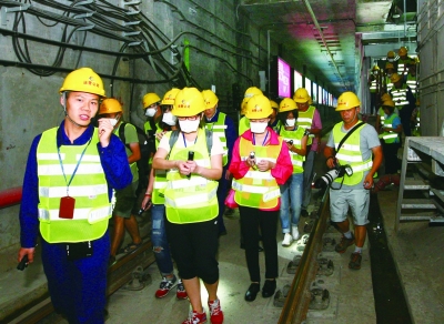 8月2日1点，市民参观长沙地铁2号线隧道。记者 赵持 摄