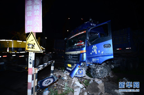 青海西宁发生货车与火车车厢相撞事故