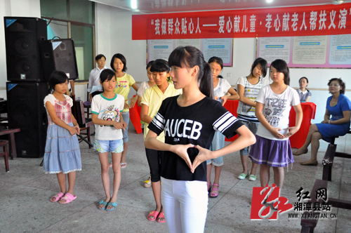 湘潭市县妇联开展帮扶活动 为童叟献爱心、敬