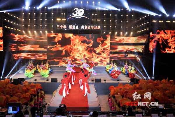 迅达集团成立30周年庆典文艺表演。