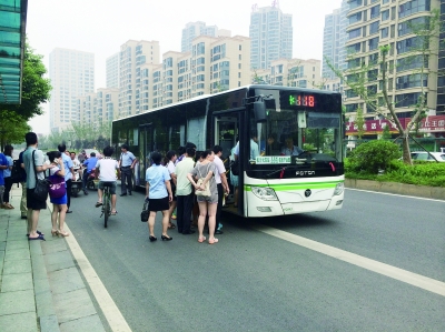  早高峰时段，长沙市麓谷林语东公交站拥挤的场景。