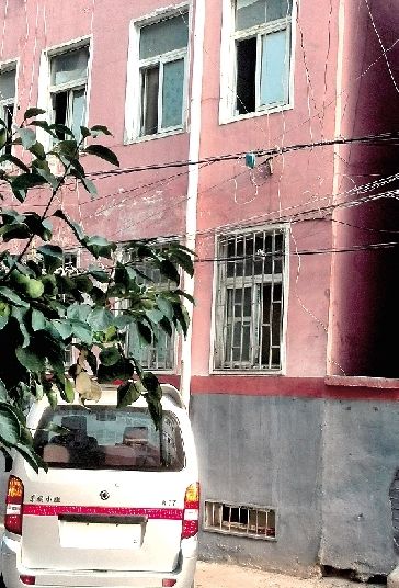 面包车距母子坠落的楼有一段距离