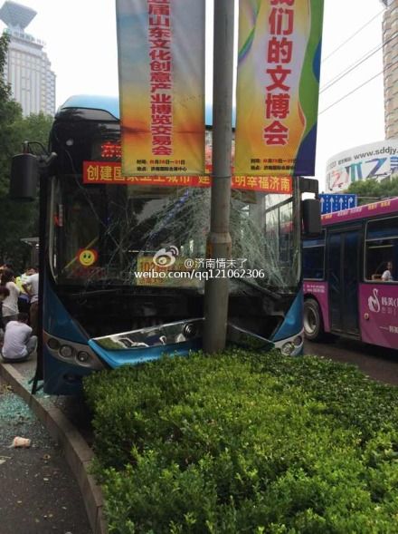 一辆102路公交车出公交港时撞到电线杆上（据微博网友图）