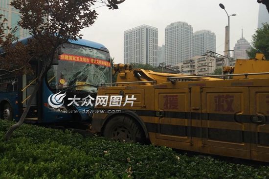 肇事公交车正被拖车拖走
