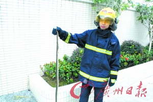 消防员展示抓到的草花蛇。