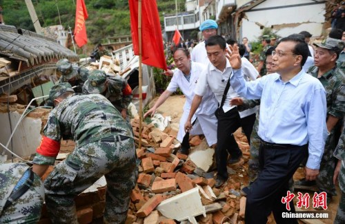 8月4日下午，中国国务院总理李克强来到受灾最严重的鲁甸县龙头山镇龙泉村察看地震搜救现场。他对正在紧张搜救的官兵说，我来看望大家，但你们不要停下手里的活，现在的每一分每一秒都异常宝贵，希望大家紧紧抓住黄金救援时间，不放弃任何一线希望。<a target='_blank' href='http://www.chinanews.com/'><p  align=