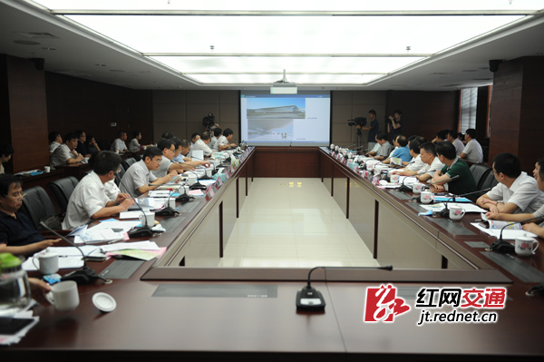 8月5日上午，湖南省副省长张剑飞到长沙磁浮工程现场调研，听取工程建设情况汇报。
