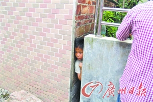 女童钻进墙缝后,头部卡在两面墙体之间无法脱身。
