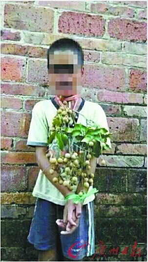 　　网上流传小孩被示众的照片。