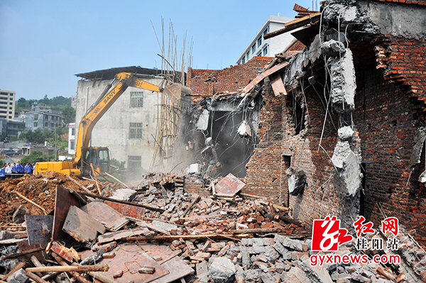 桂阳县多部门联手对违法建筑进行强制拆除