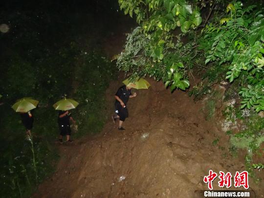 红石岩村救灾侧记：“恨不得有三头六臂多救一个”