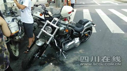 "   民警说,天府二街以内为城区道路,未具有入城证的摩托车不允许进入