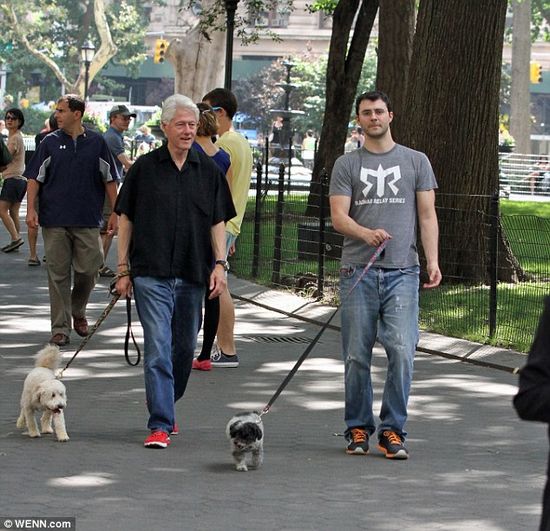 8月3日，美国前总统克林顿与女婿一起出现在纽约麦迪逊公园。两人身穿牛仔裤、运动鞋，一身休闲打扮，每人手里拽着一只小狗，边走边聊，气氛显得相当融洽。
