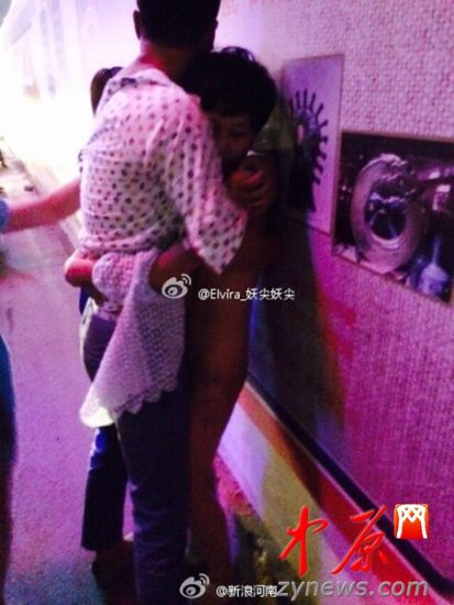 小三女子和男方搂在一起，女方家人上前进行撕扯