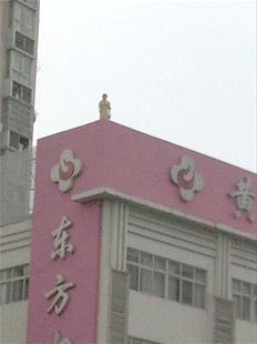 引起虚惊的石膏像