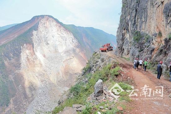 抢修通往红石崖村唯一的道路 特派记者 翟剑 摄