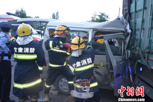 甘肃酒泉一面包车追尾半挂货车 造成2死10伤(图)