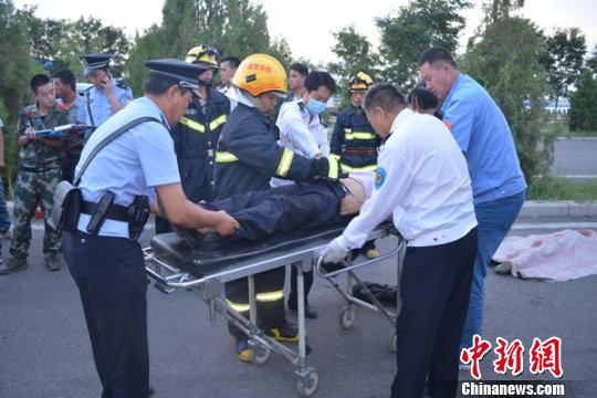 甘肃酒泉一面包车追尾半挂货车 造成2死10伤(图)