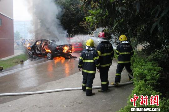 8月7日，广西柳州一辆无人驾驶小轿车发生自燃，消防官兵处置现场。 汤博超 摄