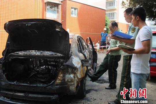 8月7日，广西柳州一辆无人驾驶小轿车发生自燃，消防官兵处置现场。 汤博超 摄