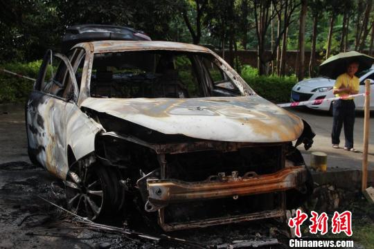 8月7日，广西柳州一辆无人驾驶小轿车发生自燃，消防官兵处置现场。 汤博超 摄