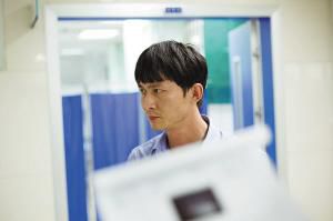 女子驾车与公交车相撞 喊来男子踢伤司机下体(图)