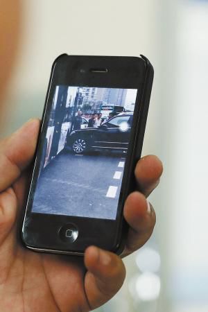 女子驾车与公交车相撞 喊来男子踢伤司机下体(图)