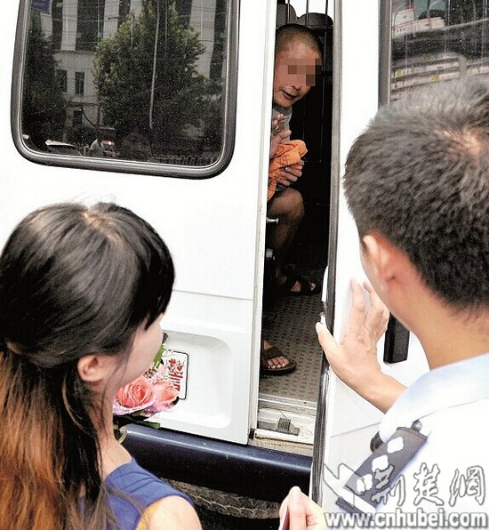 图为：办理完登记手续，王亚和章强依依道别