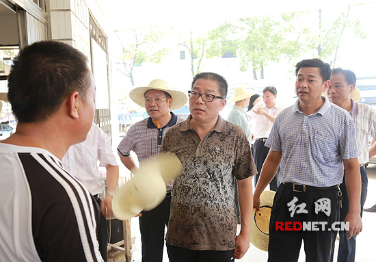 8月6日，湖南省粮食局党组书记、局长张亦贤[左三]来到益阳市各托市收购点，检查早籼稻收购情况，现场解决农民卖粮实际困难。